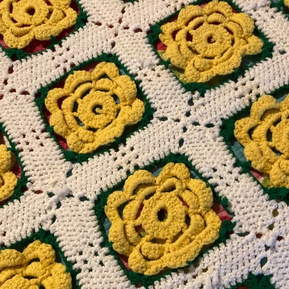 VTG Handmade Yellow and White Daisy Crochet Blanket - Picture 4 of 6